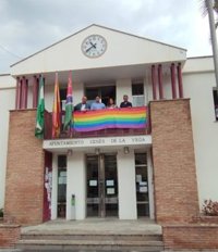 El alcalde de Cenes de la Vega (Granada) también recibe una denuncia de Vox por colgar la bandera LGTBI