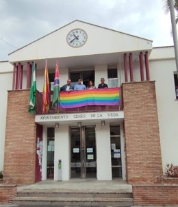 Bandera LGTBI en el Ayuntamiento de Cenes de la Vega.