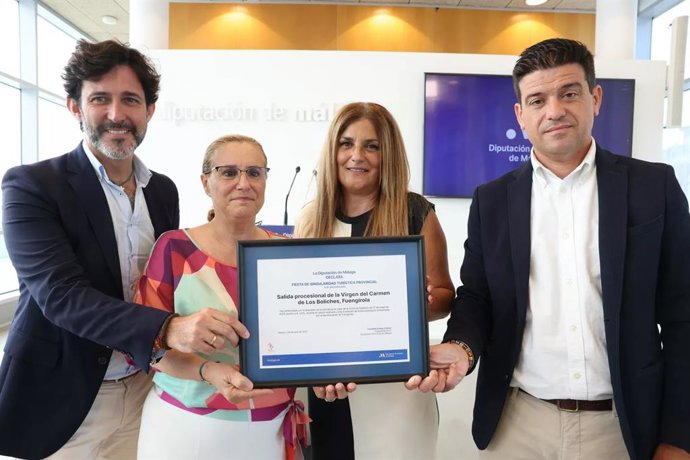 Entrega de la distinción de Fiesta de Singularidad Turística Provincial a la procesión de la Virgen del Carmen de Los Boliches de Fuengirola.
