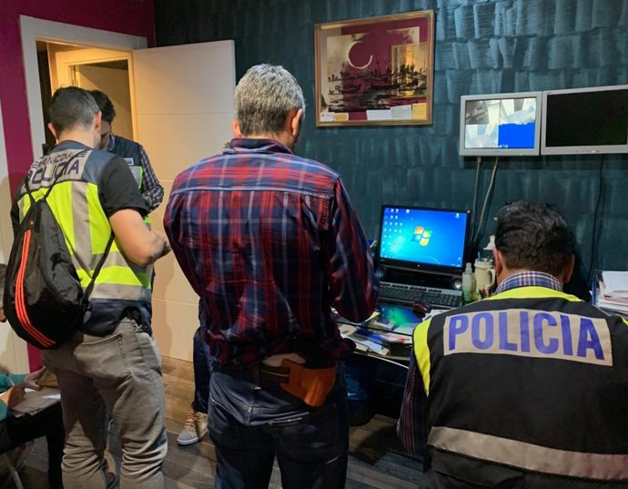 Archivo - Agentes de la Policía en una operación contra la trata en Níger