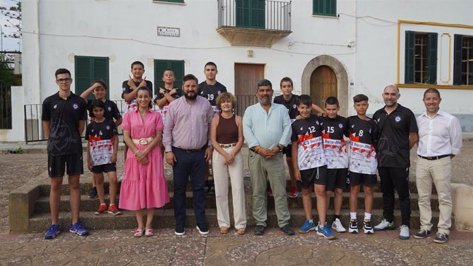 El alcalde de Marratxí, Jaume Llompart, posando con el Trasilles CV Prtol, campeones del campeonado Español en categoría alevín de voleibol.