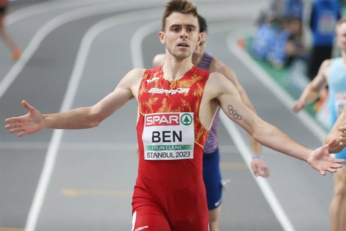 Archivo - Adrián Ben entrando en meta en el Europeo de pista cubierta en Estambul.
