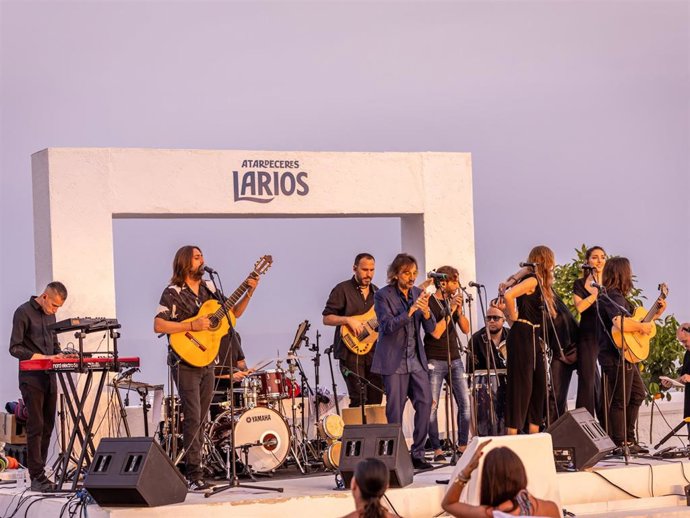Antonio Carmona ha inaugurado los Atardeceres Larios en el Balneario de los Baños del Carmen en Málaga