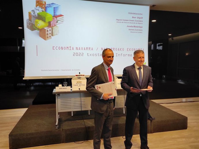 Ibon Urgoiti (i), director del área de Desarrollo de Negocio de Laboral Kutxa, y Joseba Madariaga, director de Estudios, presenta un informe sobre la economía navarra en 2022.