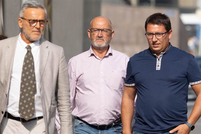 El ex diputado del PSOE Juan Bernardo Fuentes Curbelo, alias 'Tito Berni' (c) y su abogado (i), a su llegada a declarar al Juzgado de Instrucción Número 4 de Santa Cruz de Tenerife, a 29 de junio de 2023, en Santa Cruz de Tenerife, Tenerife, Canarias (E