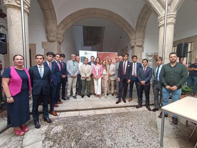 Autoridades y novilleros en la presentación del I Circuito de Novilladas de Extremadura