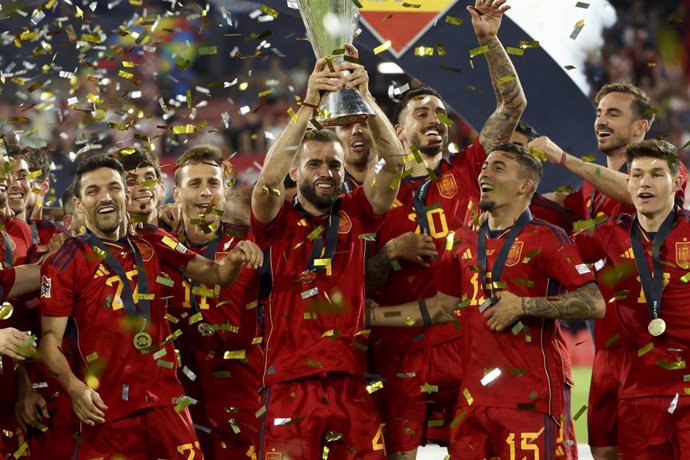 Los jugadores de la selección española celebrando la conquista de la Liga de Naciones 22-23