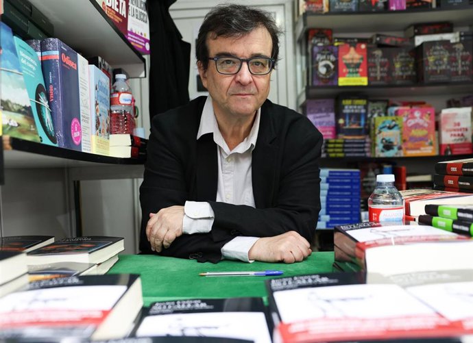Archivo - El escritor Javier Cercas durante la firma de libros en la Feria del Libro de Madrid 2023