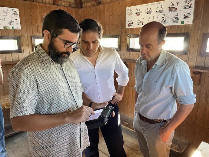 El delegado de Sostenibilidad, Medio Ambiente y Economía Azul de la Junta en Huelva, Pedro Yórquez, observa en la Laguna Primera de Palos el funcionamiento del sistema de drones.