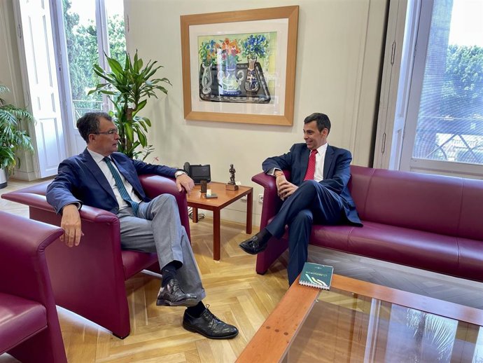 El consejero en funciones de Fomento e Infraestructuras, José Ramón Díez de Revenga, y el alcalde de Murcia, José Ballesta, durante la reunión