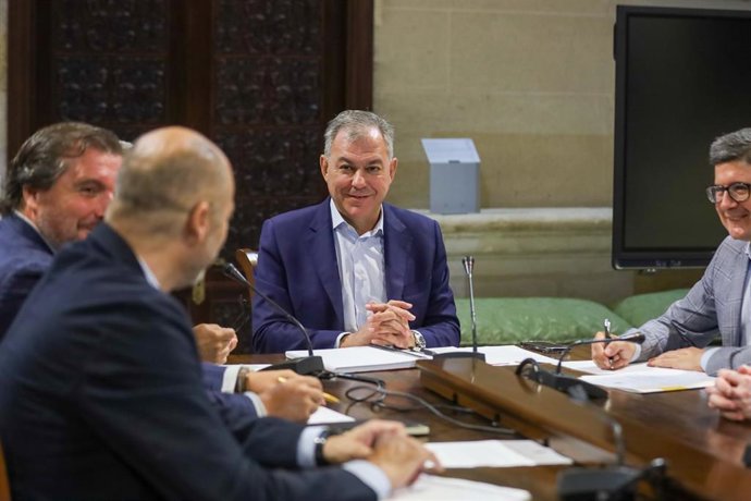 Sanz se reúne con los hosteleros en el Ayuntamiento.
