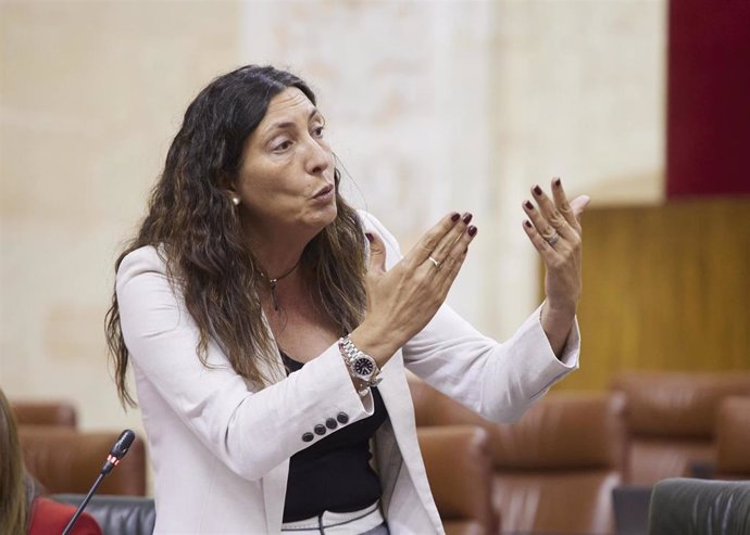 Archivo - La consejera de Inclusión Social, Juventud, Familias e Igualdad, Loles López, en el Pleno del Parlamento andaluz, en una fotografía de archivo