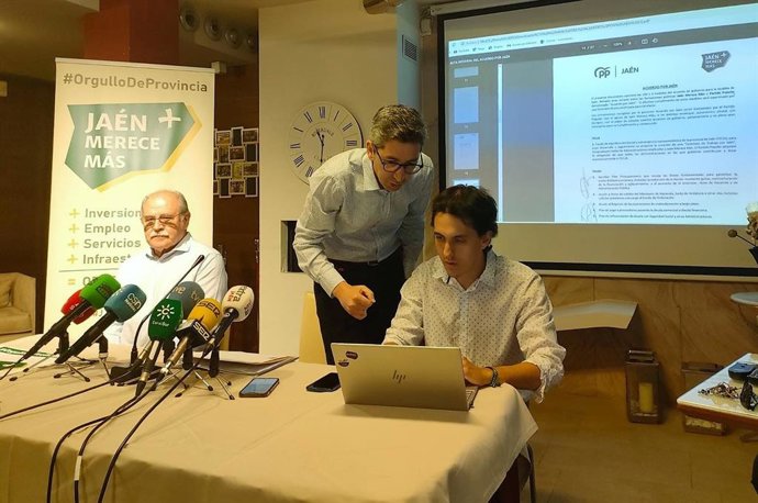 Camacho (c) observa el 'Acuerdo por Jaén' tras su publicación en la web.