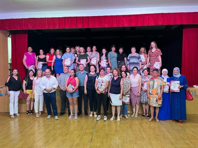 Acto de entrega de los diplomas de los cursos a mujeres