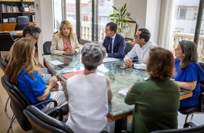 La alcaldesa de Huelva, Pilar Miranda, visita la Concejalía de Urbanismo y Medio Ambiente.