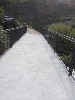 La Dirección General de Biodiversidad rehabilita el puente de Valdeperillo en el sendero GR 93