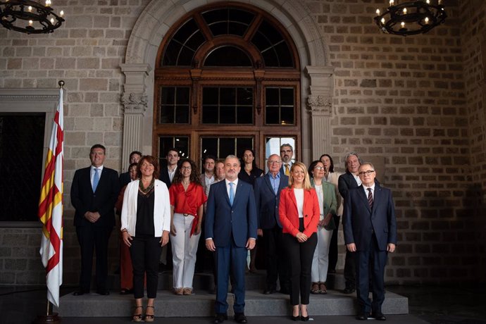 L'alcalde de Barcelona, Jaume Collboni, al costat dels tinents d'alcalde i regidors que conformen el nou govern municipal.