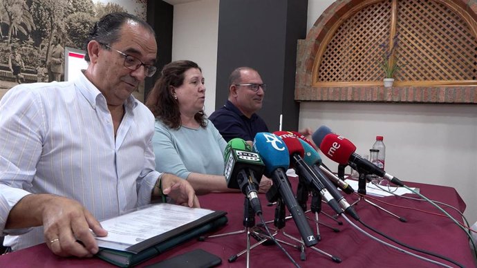 La alcaldesa de Don Benito (Badajoz), María Fernanda Sánchez (Siempre Don Benito), y el primer teniente de alcalde, Pedro Noblejas (PP), presentan en rueda de prensa el reparto de concejalías.