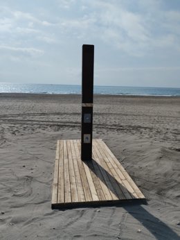 Duchas de una playa de La Línea de la Concepción
