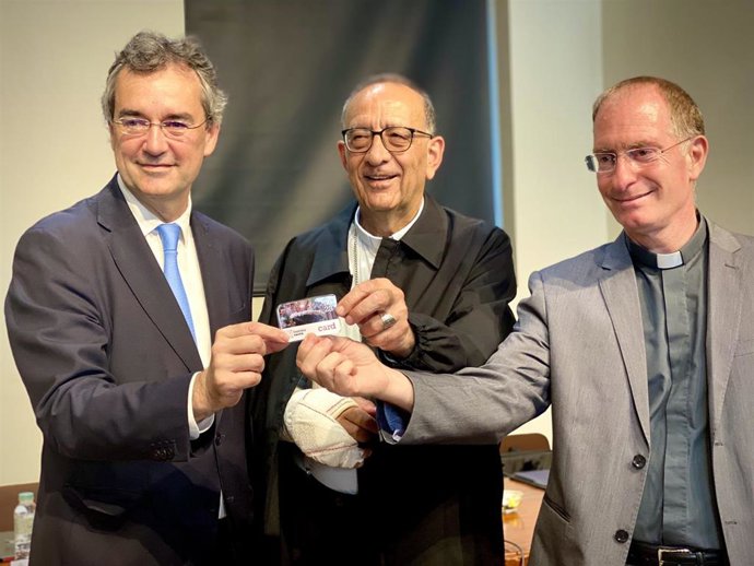 El presidente del Consorci de Turisme de Barcelona, Eduard Torres; el cardenal arzobispo de Barcelona, Juan José Omella y el director del Secretariado Diocesano de Turismo y comisionado de Barcino Sacra Card, Josep Maria Turull