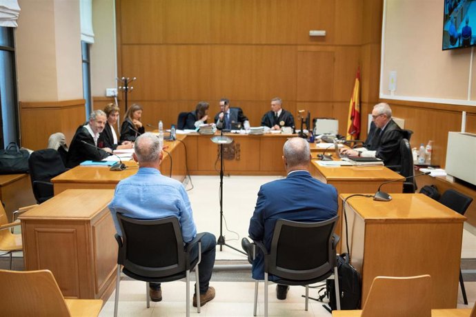 El exconseller de Interior de la Generalitat de Catalunya Miquel Buch (d) durante un juicio en la Audiencia de Barcelona, a 28 de junio de 2023, en Barcelona, Catalunya (España).