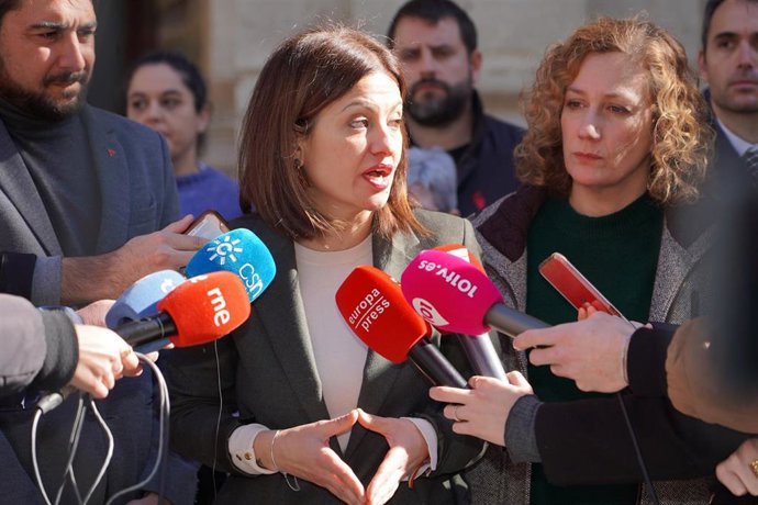 Archivo - La euro diputada de Izquierda Unida, Sira Riego, atiende a los medios a 31 de enero de 2023 en Sevilla, (Andalucía, España).