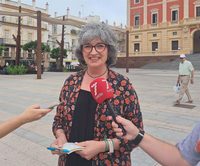 La candidata de Adelante Andalucía Pilar González atiende a los medios en San Fernando (Cádiz).