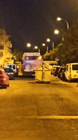 Imagen de uno de los contenedores bloqueando la calle en Palmete