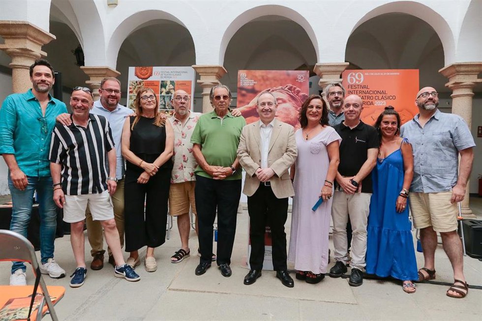 Reperesentantes de los primeros espectáculos del Festival de Mérida durante su presentación ante la prensa este jueves.