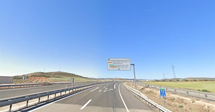 Cortada la A-4 sentido Madrid en Santa Cruz de Mudela .