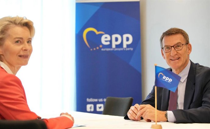 El líder del PP, Alberto Núñez Feijóo, junto a la presidenta de la Comisión Europea, Ursula von der Leyen, en la cumbre del PPE. En Bruselas, a 29 de junio de 2023.