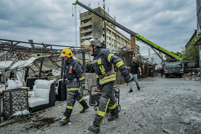 Trabajos de búsqueda y rescate tras el ataque con misiles por parte de Rusia contra un restaurante en la ciudad de Kramatorsk, situada en el este de Ucrania