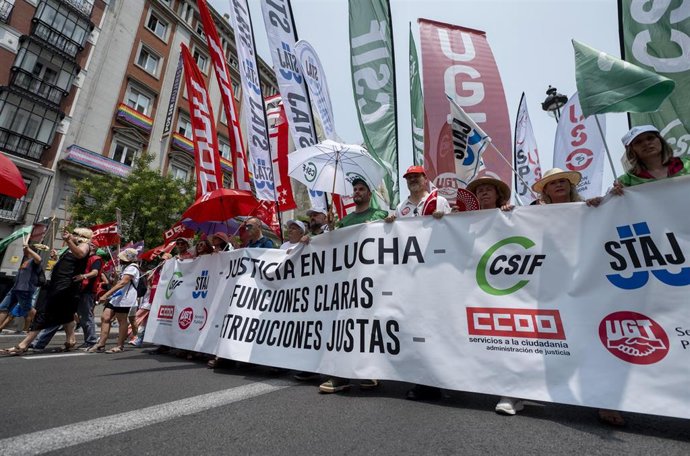 Decenas de personas durante una manifestación convocada por CCOO para los Cuerpos Generales y Especiales del personal funcionario de la Administración de Justicia, a 27 de junio de 2023, en Madrid (España). 