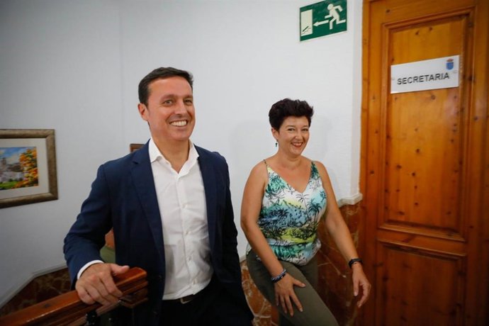 Javier Aureliano García en su visita institucional al Ayuntamiento de Canjáyar (Almería)