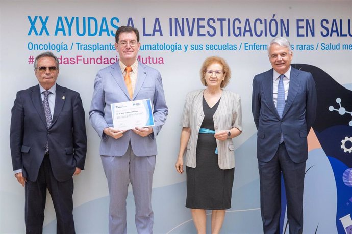 El bioquímico Javier Caballero (segundo por la izda.) recoge una de las ayudas a la Investigación en Salud que entrega la Fundación Mutua Madrileña.