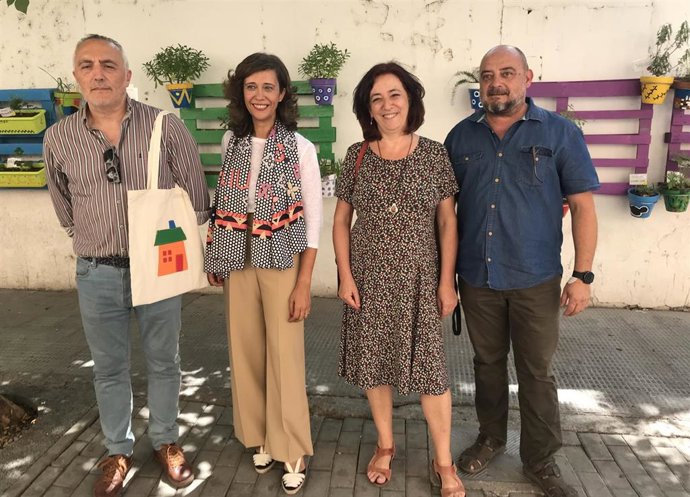 La consejera municipal de Políticas Sociales del Ayuuntamiento de Zaragoza, Marian Orós, con responsables del albergue de Zaragoza