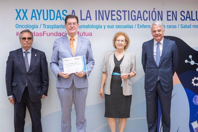 El bioquímico Javier Caballero (segundo por la izda.) recoge una de las ayudas a la Investigación en Salud que entrega la Fundación Mutua Madrileña.