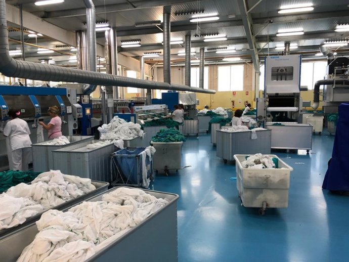 Archivo - Lavandería del Hospital Universitario Reina Sofía de Córdoba, foto de archivo