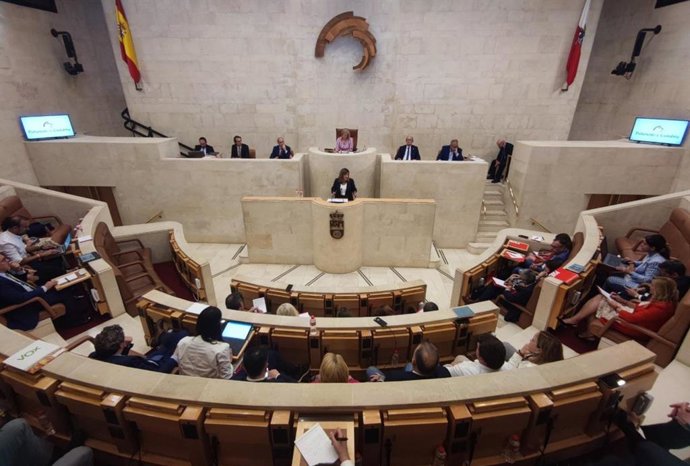 Primera jornada del debate de investidura de la 'popular' María José Sáenz de Buruaga como presidenta