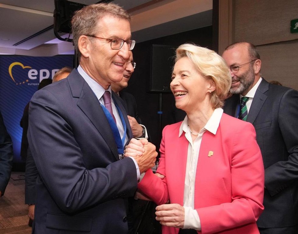 El líder del PP, Alberto Nuñez Feijóo, junto a la presidenta de la Comisión Europea, Ursula von der Leyen, durante la cumbre del PPE. En Bruselas, a 29 de junio de 2023.