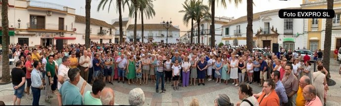 Vecinos de La Campana concentrados en la Plaza de Andalucía para pedir que no se vaya el párroco de Santa María la Blanca.