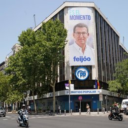 El PP despliega una lona con el lema de campaña para el 23J: "Es el momento".