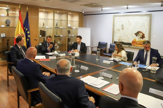 El presidente del CSD, Víctor Francos, informó a Luis Rubiales y a Beatriz Álvarez del marco regulador de la Liga F para la temporada 2023-24.