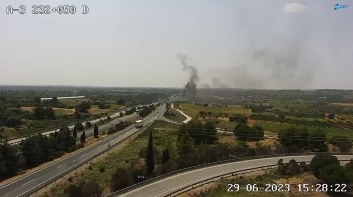 Vuelca en Graja de Iniesta (Cuenca) un camión cisterna que comienza a arder generando una gran columna de humo