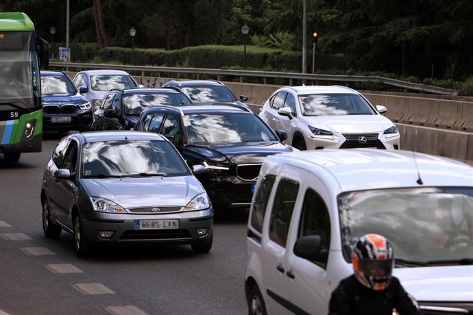 Archivo - Atasco en la autovía A-6, a 12 de mayo de 2023, en Madrid (España). 