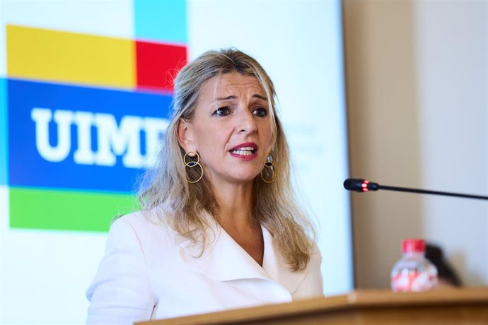 La vicepresidenta segunda y líder de SUMAR, Yolanda Díaz, interviene durante el seminario de la APIE de la Universidad Internacional Menéndez Pelayo (UIMP), en el Palacio de la Magdalena, a 22 de junio de 2023, en Santander, Cantabria (España). 