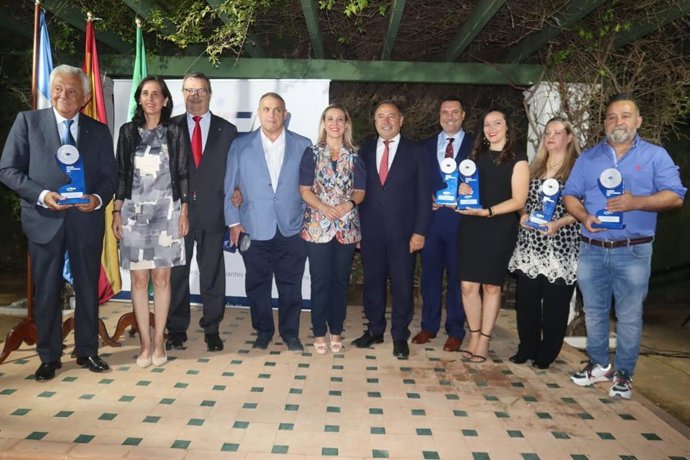 ?Reconocimiento A Las Empresas Leche Hermanos Batato, Nube Soluciones Integrales, Cema Baterías, Centro Girasol, Al Presidente De La Cámara De Comercio, Francisco Herrero León Y, A Título Póstumo, A Miguel Ángel Gandul Muñoz De Endesa.
