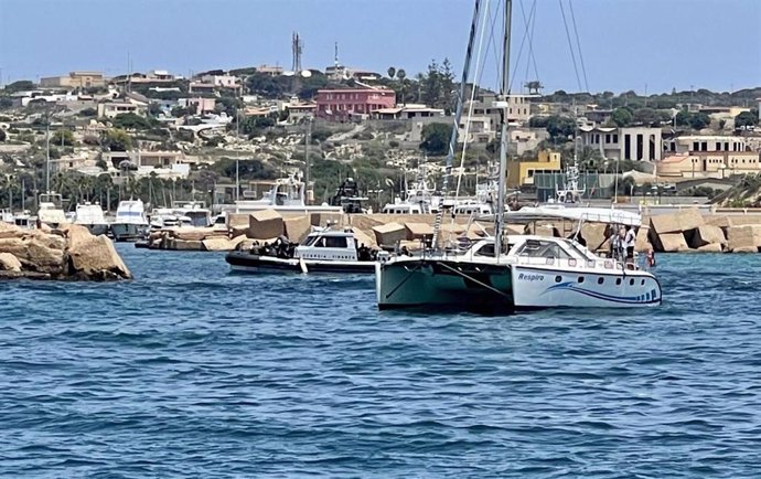 Barcos de las autoridades italianas junto a la isla de Lampedusa