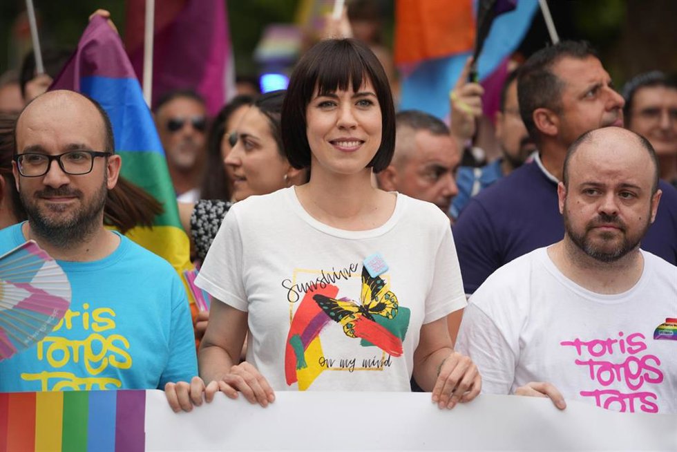 La ministra de Ciencia e Innovación y cabeza de lista del PSOE por Valencia en las elecciones del 23J, Diana Morant, lleva una pancarta durante la manifestación del Orgullo LGTBIQ+, a 28 de junio de 2023, en Nquera (Valencia). Las asociaciones LGTBIQ+