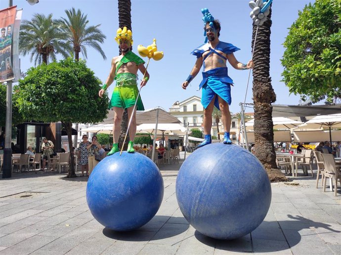 Dos de los personajes del pasacalles del Festival de Mérida dedicado al dios Poseidón que desfilará cada sábado durante los meses de julio y agosto.